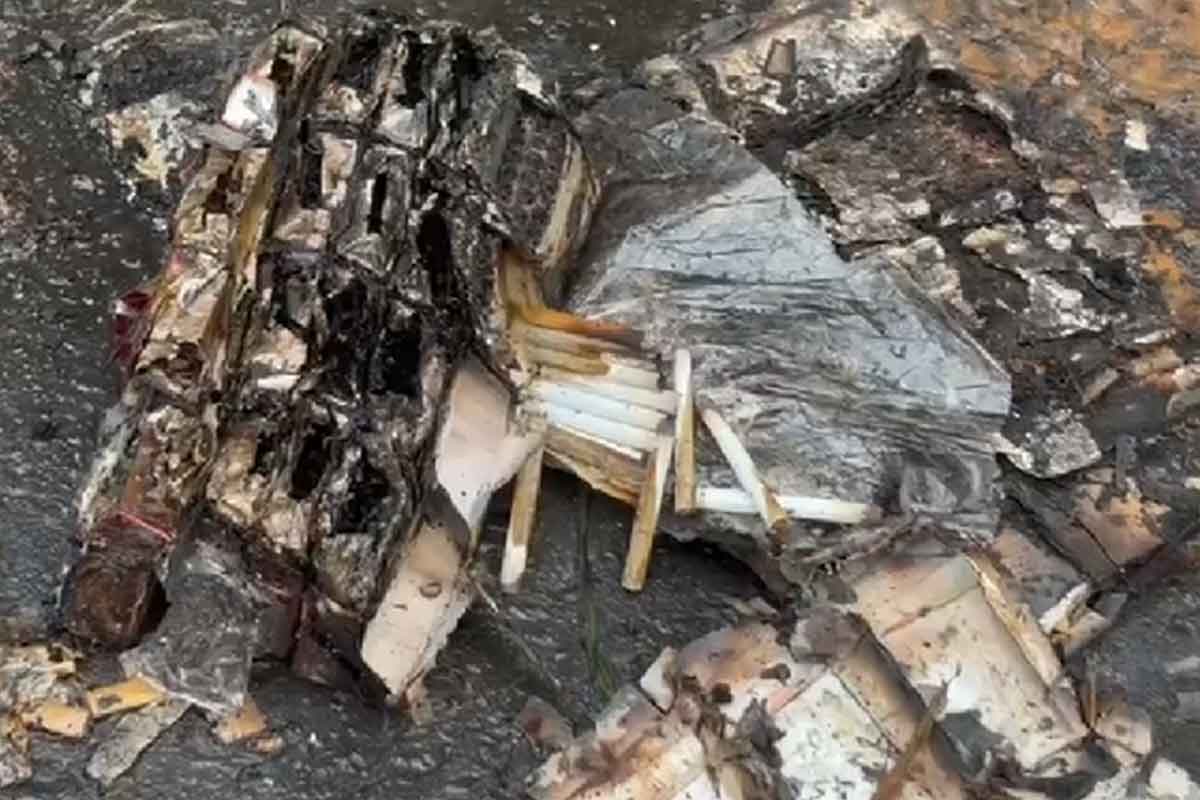 Rokok tanpa cukai yang ditemukan warga saat membantu pemadaman Bus Pahala Kencana di Jalan Raya Peterongan, Kecamatan Galis, Bangkalan. Foto: Ist.