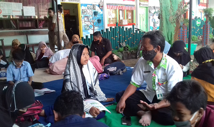 Puluhan siswa saat memanfaatkan fasilitas Wifi gratis. (foto: ist).