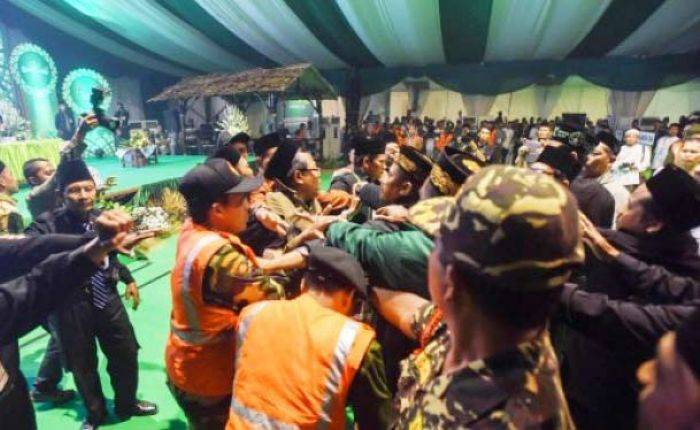 Salah satu kericuhan yang terjadi saat Muktamar NU ke-33 di Jombang.