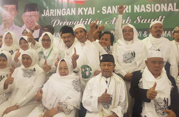 Suasana deklarasi Jaringan Kiai-Santri Nasional (JKSN) di Jeddah Arab Saudi Jumat (11/1/2019). Tampak Khofifah Indar Parawansa dan Dr KH Asep Saifuddin Chalim, MA bersama pengurus JKSN. foto: istimewa