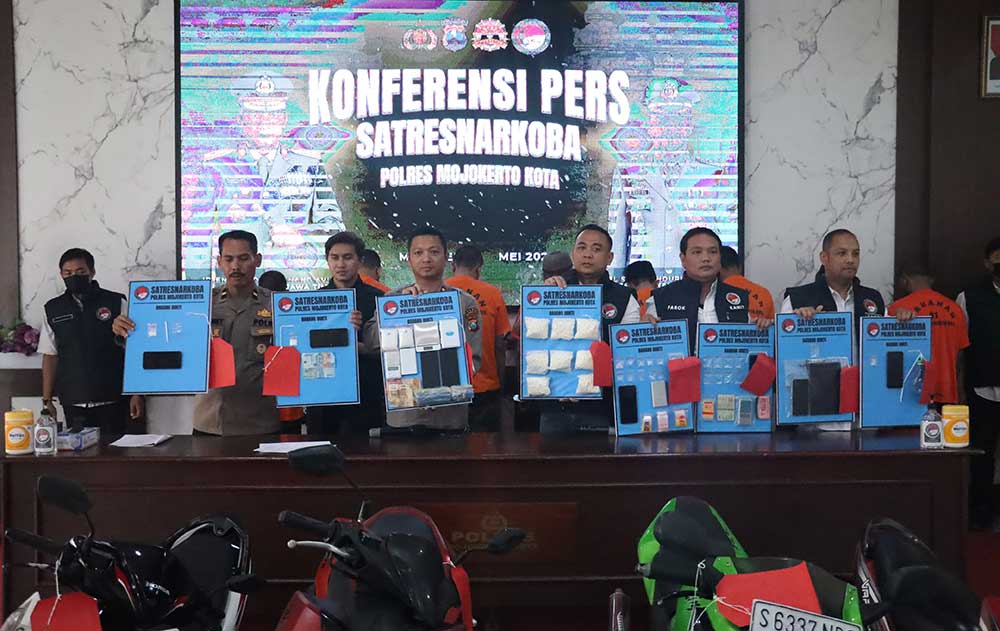 Rilis pers ungkap kasus hasil penangkapan pengedar narkoba yang digelar Polres Mojokerto Kota.