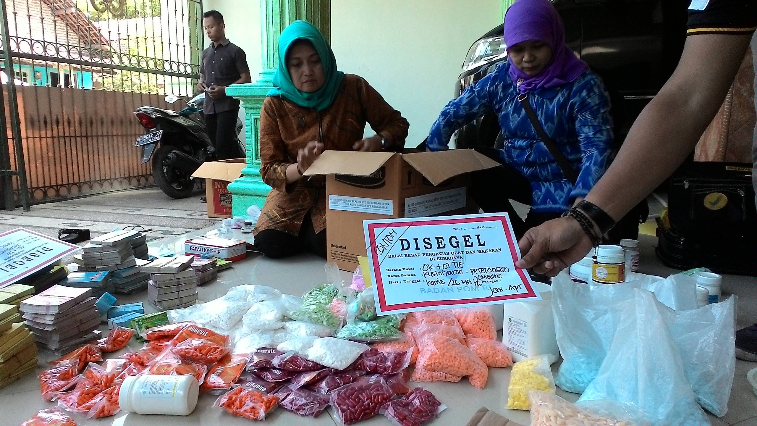 Tumpukan obat yang diamankan petugas BPOM Surabaya. 