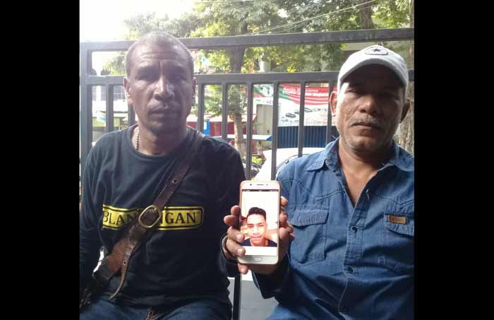 Yusuf Jami (45), ayah korban ketika mengadu di markas Komunitas Wartawan Gresik. foto: SYUHUD/ BANGSAONLINE