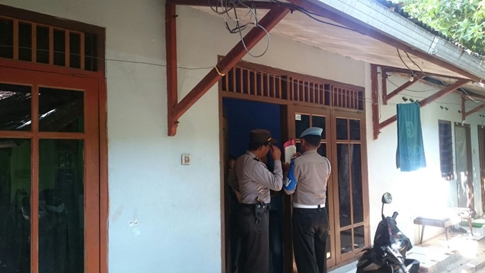 Petugas saat mengecek kartu identitas untuk dilakukan pendataan penghuni kos.