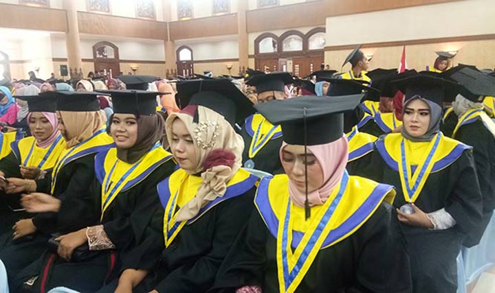 Para wisudawan sedang mengikuti prosesi wisuda.