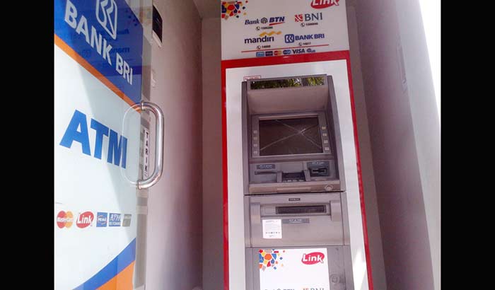 Mesin ATM yang layar monitornya dipecah. Foto: SOFFAN/BANGSAONLINE