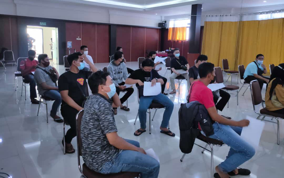 Peserta saat antre mendapatkan vaksinasi.