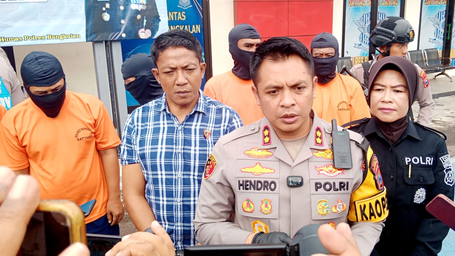 Kapolres Bangkalan, AKBP Hendro Sukmono saat memberikan keterangan dalam konferensi pers penangkapan bandar narkoba