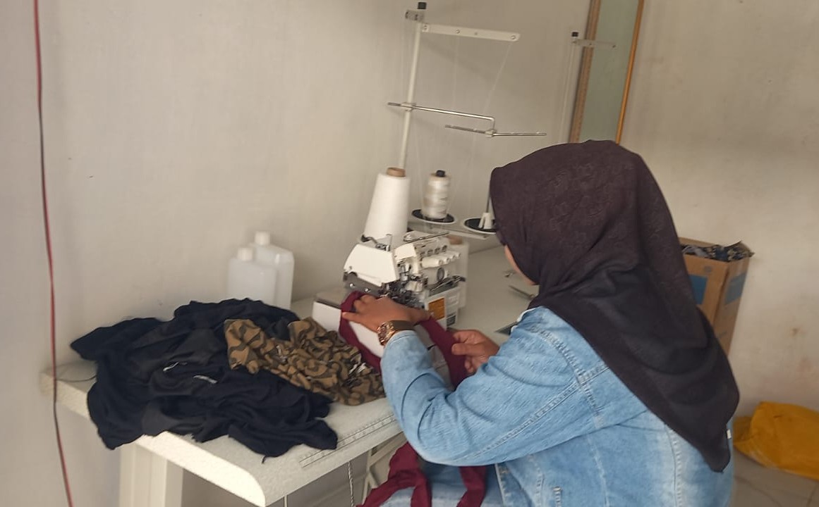 CSR berupa alat jahit saat digunakan oleh warga Giligenting