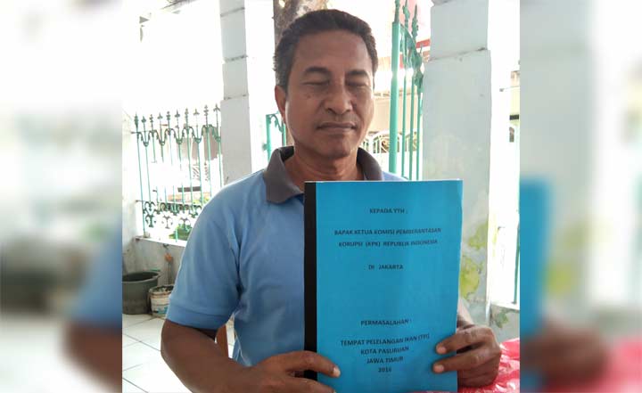 Hosin menunjukkan bukti pengaduan ke KPK.