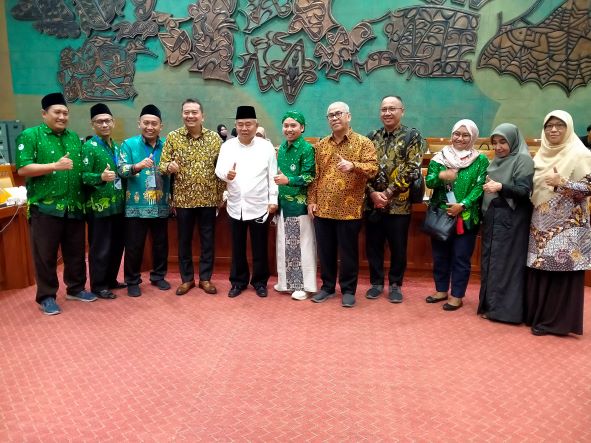 Prof Dr KH Asep Saifuddin Chalim, MA dan pengurus Pergunu foto bersama dengan para pimpinan dan anggota Komisi X DPR RI usai RDPU di Gedung DPR RI Jakarta, Kamis (22/9/2022).  Tampak Prof Dr KH Asep Saifuddin Chalim, MA (baju putih), Syaiful Huda (sebelah kiri Kiai Asep pakai batik tanpa kopiah), Prof Zainuddin Maliki (kanan Kiai Asep pakai batik tanpa kopiah) dan yang lain. Foto: mma/bangsaonline.com
