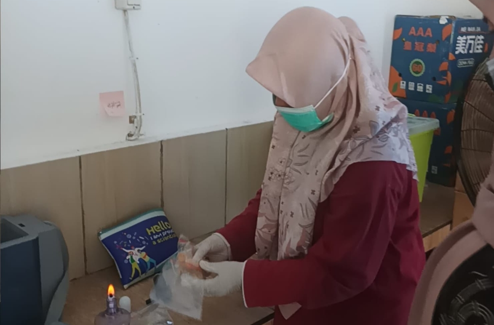 Petugas  dari Satgas MBG Kota Kediri saat mengambil sampel makanan yang diduga menjadi penyebab keracunan siswa. (Ist). 
