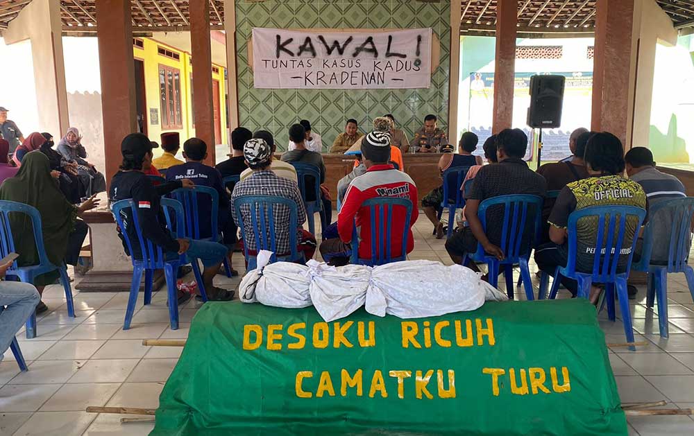 Puluhan warga Desa Sukolilo saat menyampaikan aspirasinya di balai desa sambil membawa keranda mayat. Demo ini menyikapi salah satu oknum kepala dusun yang diduga selingkuh.