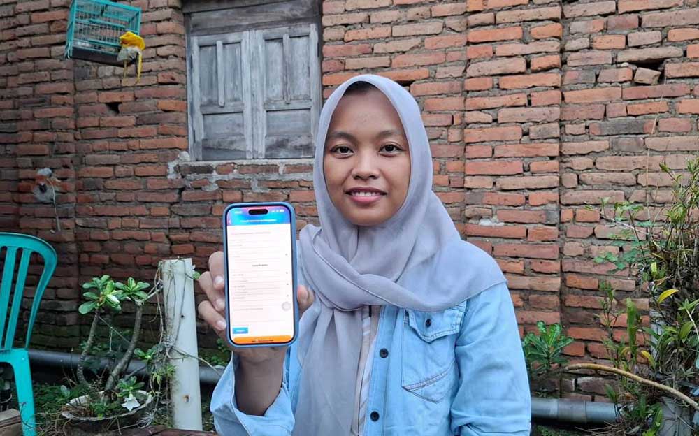 Awawina (30), warga Kota Madiun, menunjukkan tampilan aplikasi Mobile JKN.