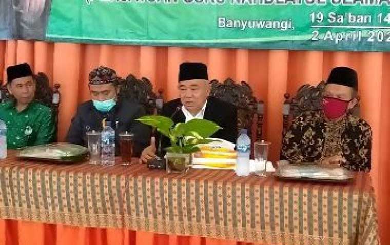Prof. Dr. KH. Asep Saifuddin Chalim, M.A., (pakah jas) dalam acara silaturahim para pengurus Persatuan Guru Nahdlatul Ulama (Pergunu) dan wali santri Pondok Pesantren Amanatul Ummah di Hotel Tanjung Asri Banyuwangi, Jumat (2/4/2021). foto: mma/ bangsaonline.com