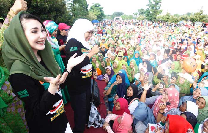 Ketua umum PP Muslimat NU Khofifah Indar Parawansa didampingi Arumni Bachsin saat menyapa ribuan muslimat NU Kabupaten Kediri. foto: ARIF K/ BANGSAONLINE