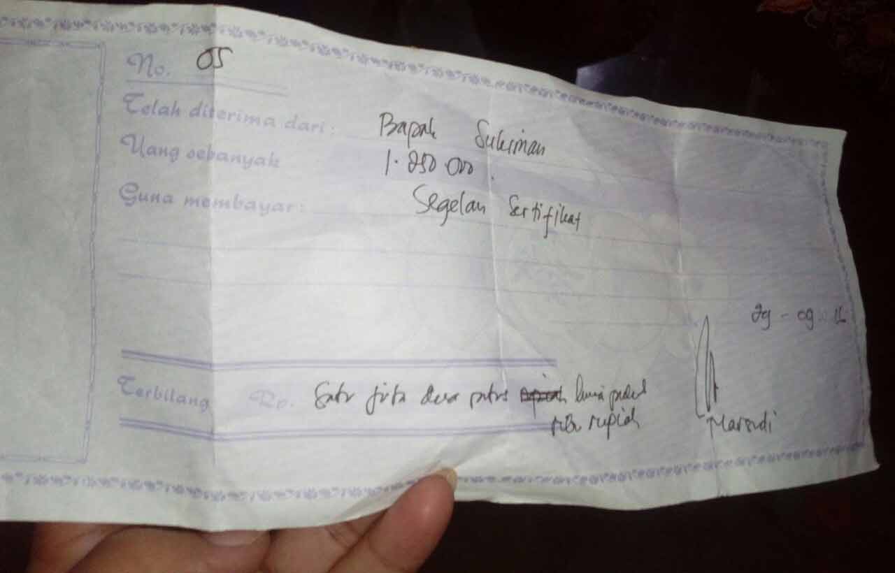 Salah satu warga menunjukkan bukti pembayaran pengurusan Prona.
