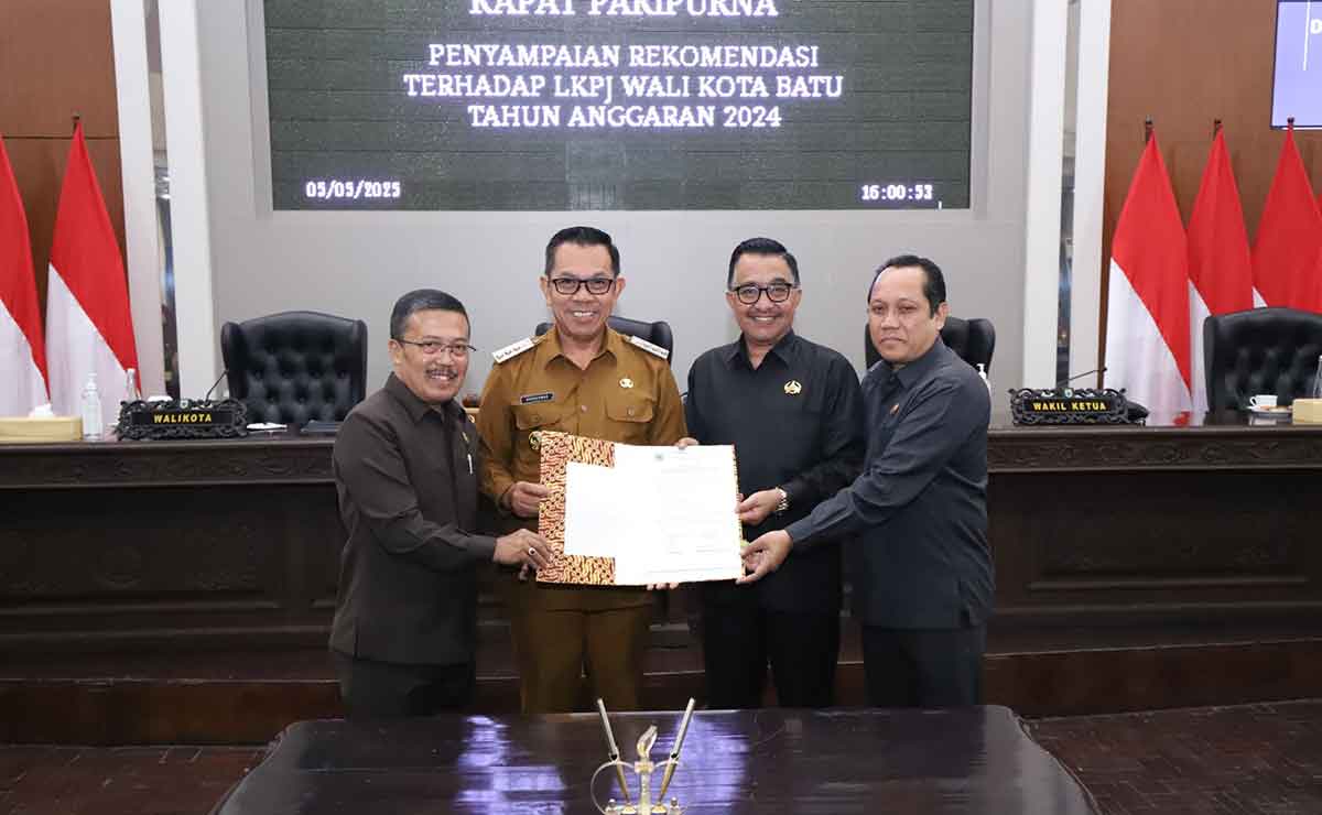 Wali Kota Batu saat menerima rekomendasi soal LKPj Tahun Anggaran 2024.