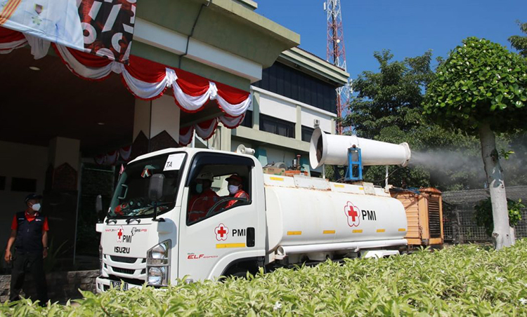 Pemkab Probolinggo bersama PMI Jatim menggelar penyemprotan disinfektan. (foto: ist)
