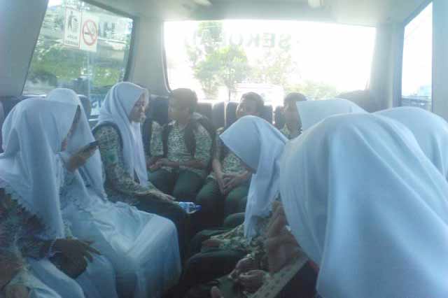 Para siswa ketika naik bus antar jemput sekolah. (ft:syuhud/BANGSAONLINE)