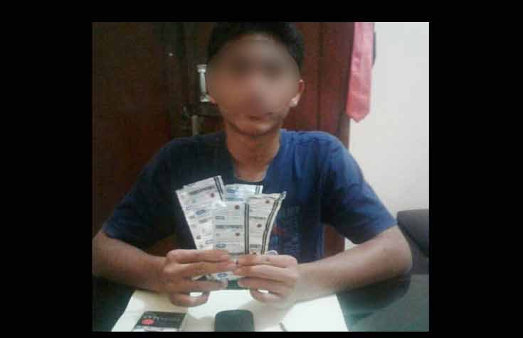 Tersangka menunjukkan barang bukti. foto: ZAINAL ABIDIN/ BANGSAONLINE