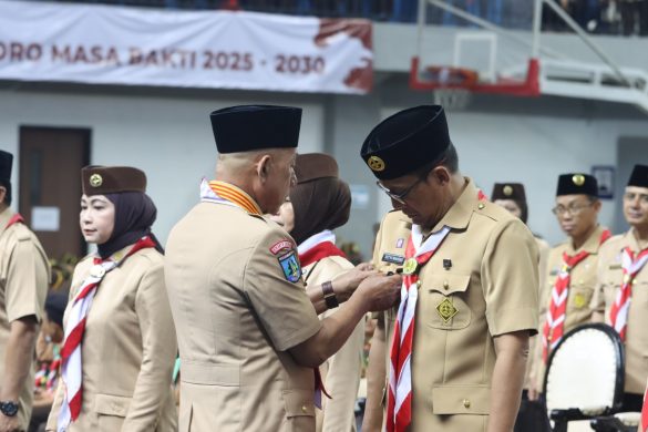 Bupati Setyo Wahono (kanan) saat dilantik sebagai Ketua Mabincab Pramuka Kabupaten Bojonegoro.