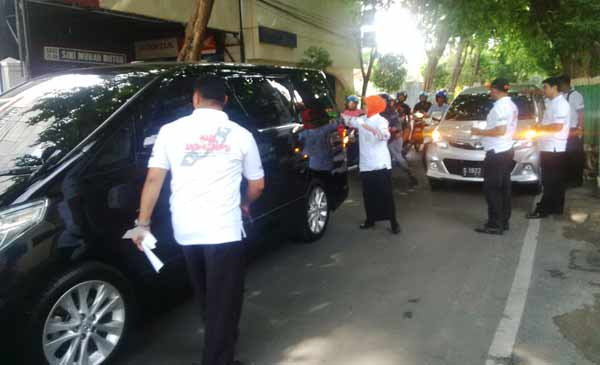 Kasi Intel Kejari Tuban, I Made Endra bersama staf saat membagikan dan menempelkan stiker. foto: suwandi/ BANGSAONLINE