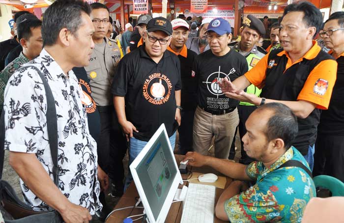 Bupati Sambari bersama Ketua KPU RI Arif Budiman dan Ketua Komisi II DPR RI Zainudin Amali. foto: SYUHUD/ BANGSAONLINE
