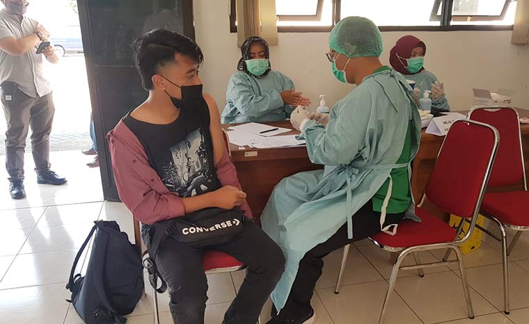 Salah satu buruh saat hendak disuntik vaksin.