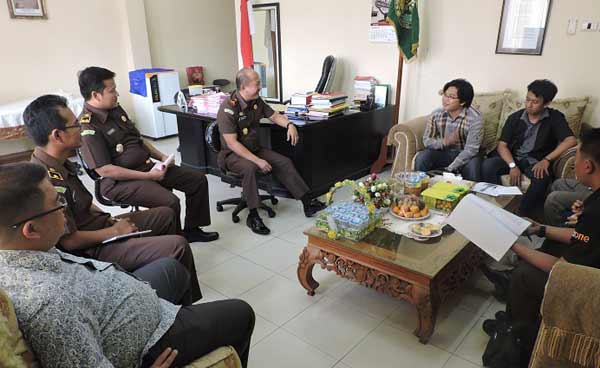 Hendrizal Husin, SH, Kajari Malang Kota, didampingi para Kasinya di ruang kerja, saat menemui MCW disaksikan oleh awak media. foto: iwan irawan/ BANGSAONLINE