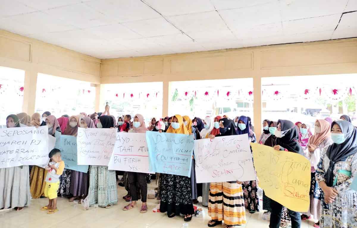Ibu-ibu dari Desa Bator saat menggelar demo di Kantor Kecamatan Klampis, Bangkalan.