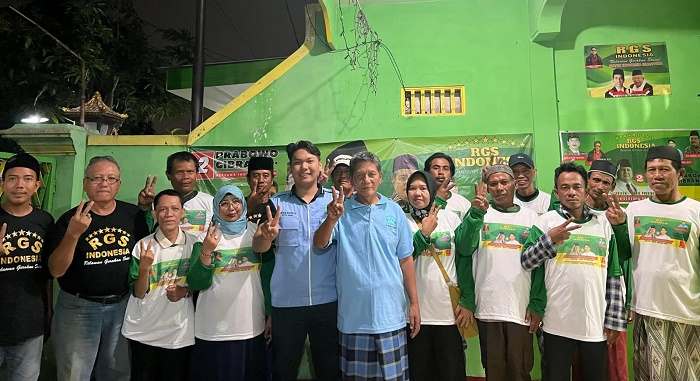 Pendiri RGS Indonesia, Moh. Khozin dan Ketua Umum, Taufiq Muhammad (tengah), serta kordianator dan anggota RGS dari sejumlah daerah usia nobar debat cawapres pertama. FOTO: SYUHUD/BANGSAONLINE.com