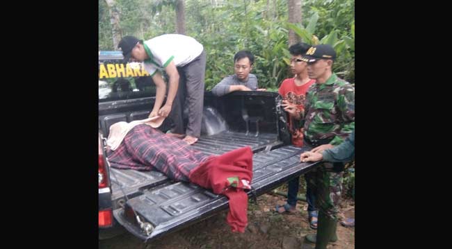 Korban air terjun Songgo Langit Pule Trenggalek saat dievakuasi polisi. foto: herman/ BANGSAONLINE