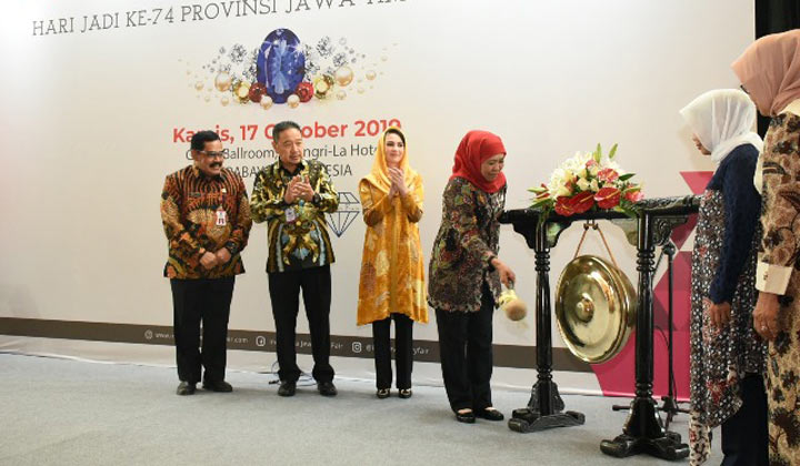 Gubernur Jawa Timur Khofifah Indar Parawansa menabuh gong saat membuka Surabaya International Jewellery Fair 2019 (SIJF) di Shangri-La Hotel Surabaya, Kamis (17/10/2019). foto: Istimewa/ BANGSAONLINE.com