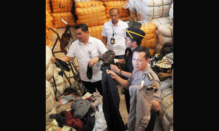 Ditreskrimsus Polda Metro Jaya membongkar gudang penyimpanan pakaian impor bekas ilegal di kawasan Pulogebang, Jakarta, Senin (1/8). foto: merdeka.com