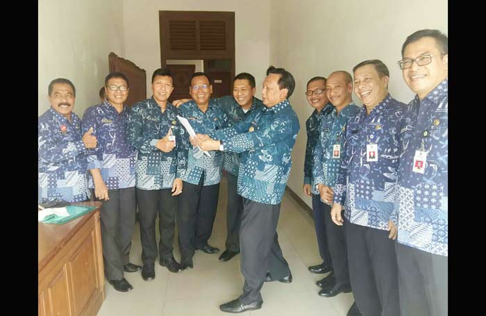 Bupati Gresik Sambari HR saat bersama para pejabat eselon IIB. foto: SYUHUD A/BANGSAONLINE 