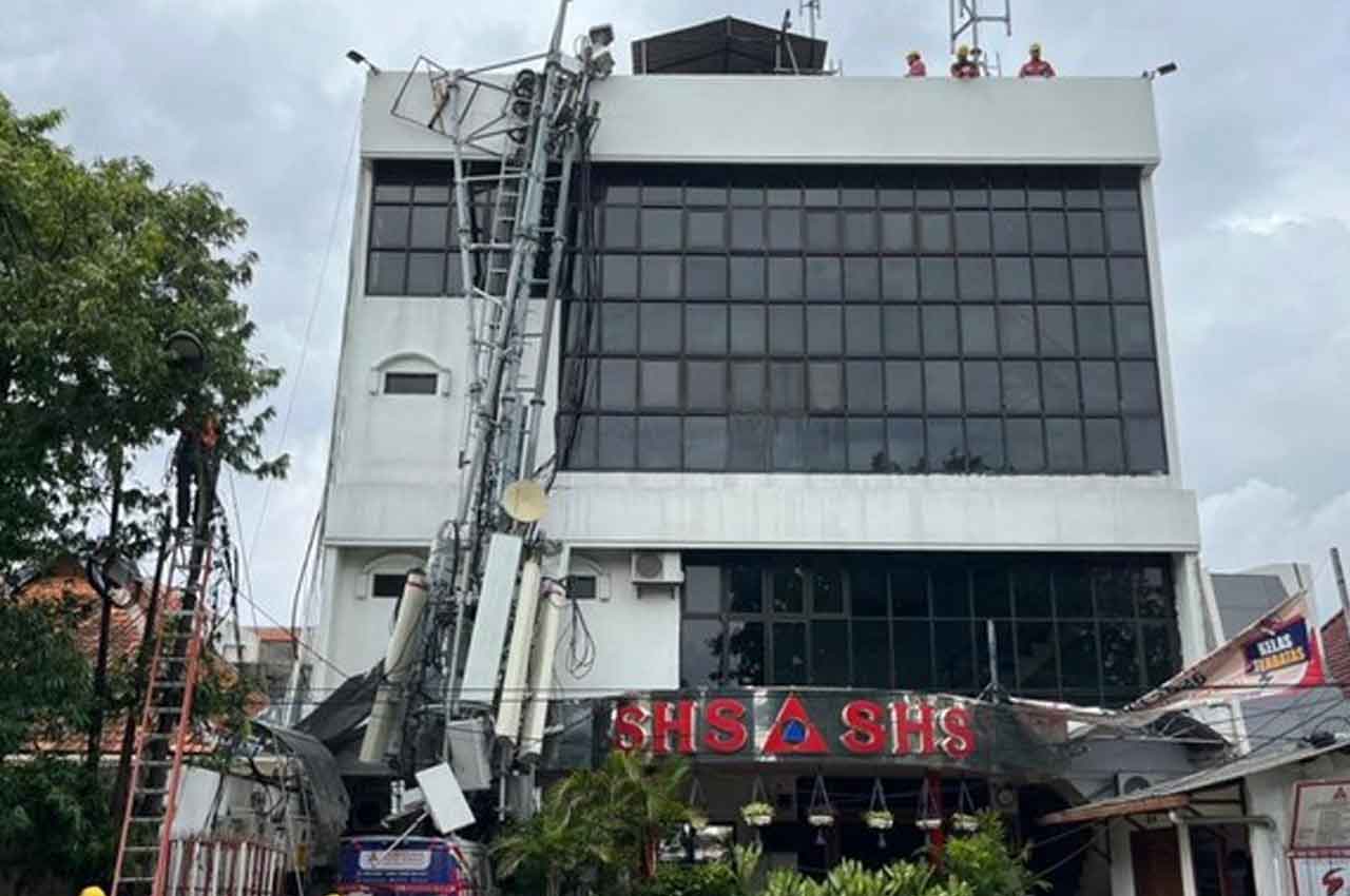 Tower profider di rooftop Surabaya Hotel School ambruk, diduga akibat angin kencang. Foto: Ist.