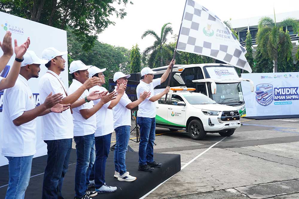 SVP Sekretaris Perusahaan Petrokimia Gresik, Adityo Wibowo, mewakili Dirut Petrokimia Gresik, Dwi Satriyo Annurogo (paling kanan), memberangkatkan mudik bersama. (Ist)