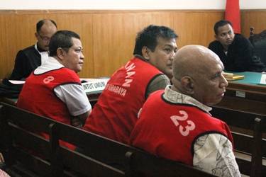 ?Terdakwa saat menjalani sidang. foto:nur faishal/BANGSAONLINE