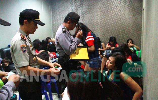 Petugas saat memeriksa satu per satu identitas para pemandu lagu. foto: ZAINAL ABIDIN/ BANGSAONLINE