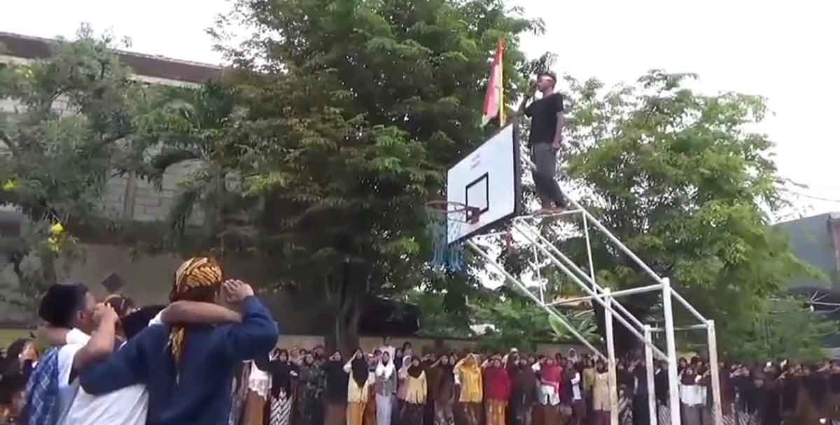 Pelajar SMPN 8 Kota Pasuruan saat memperingati Hari Pahlawan 2025.