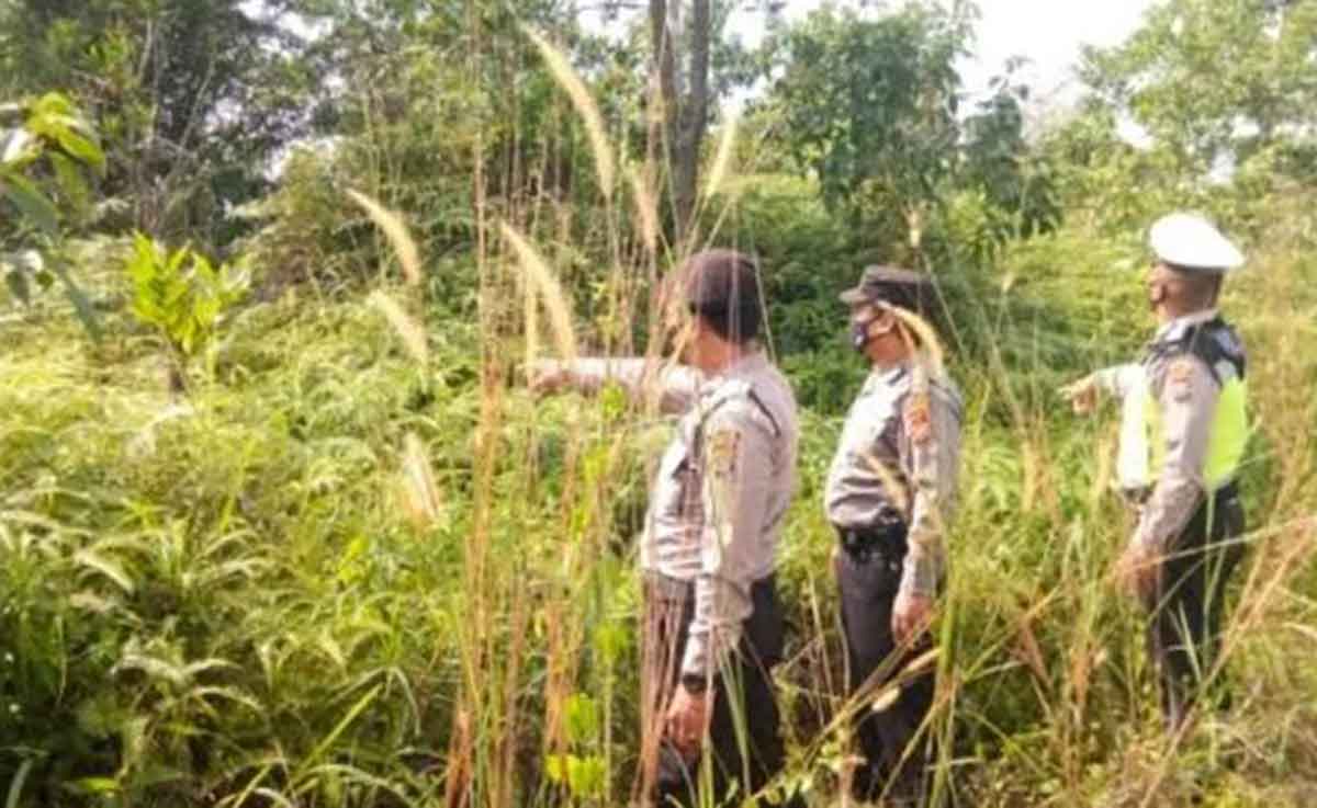 Petugas dari Polsek Jetis saat menggelar patroli di Hutan Watu Blorok.