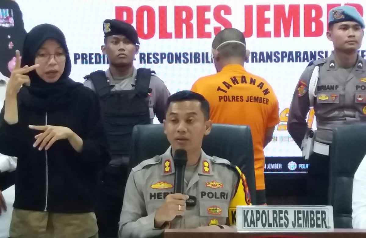 Kapolres Jember, AKBP Hery Purnomo, saat konferensi pers yang mengungkap hoax penculikan anak.