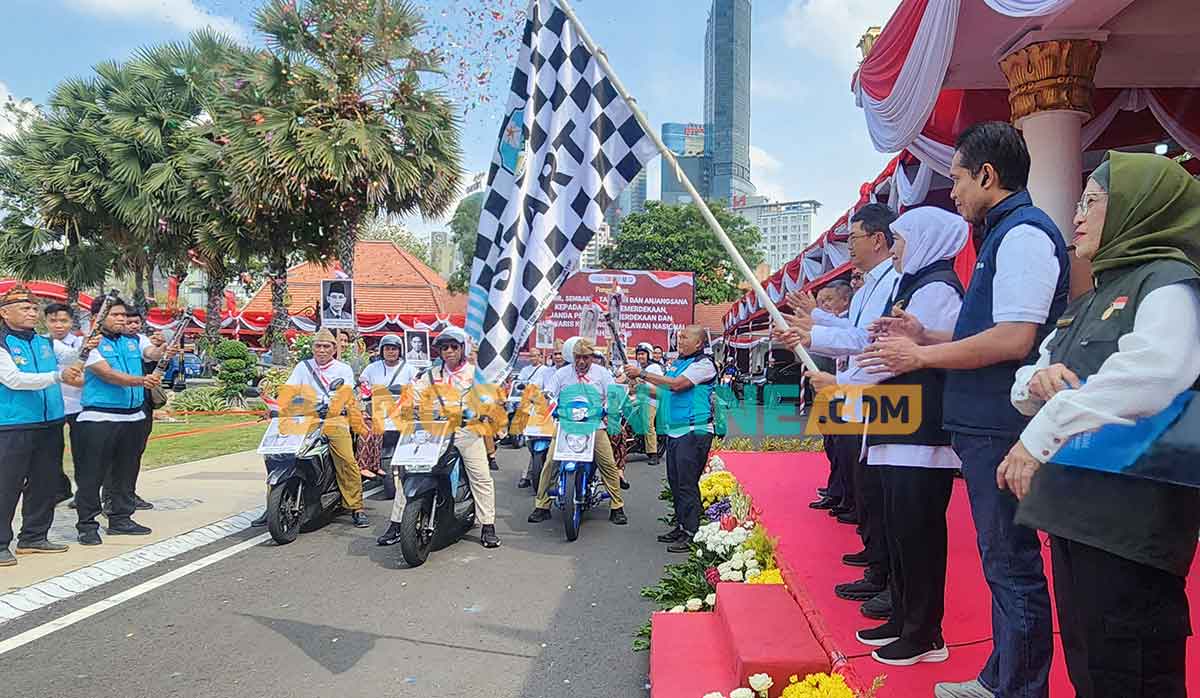 Gubernur Khofifah saat melepas keberangkatan Tim Relawan Tali Asih. Foto: DEVI FITRI AFRIYANTI/BANGSAONLINE