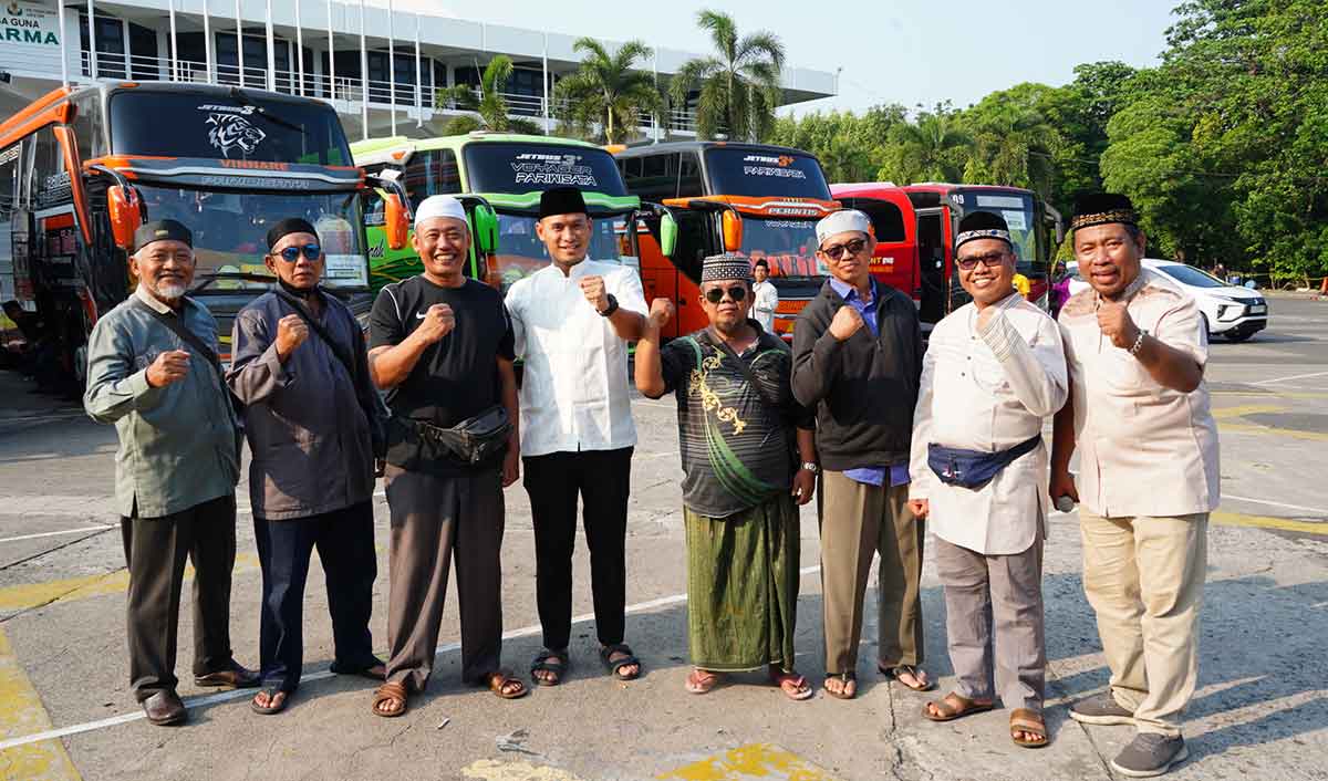 Vice President Komunikasi Korporat Petrokimia Gresik, Rama Yusron Harbiansyah (empat dari kiri), saat melepas peserta ziarah waliyullah. Foto: Ist