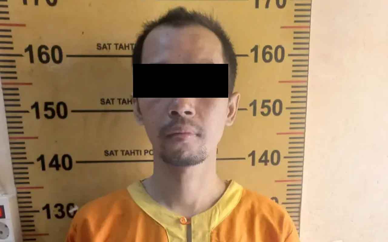 Tersangka, FQ (34) warga Tuban, yang diduga menggelapkan dana umrah dan merugikan hingga ratusan juta rupiah. Foto: Ist.