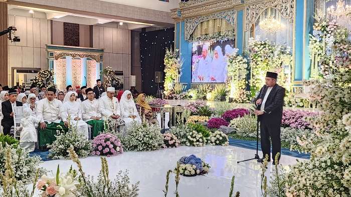 Khofifah Indar Parawansa beserta keluarga saat prosesi pasrah tinampi. Foto: DEVI FITRI AFRIYANTI/ BANGSAONLINE