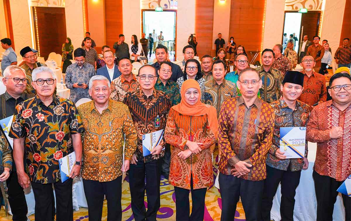 Ketua Umum PP IKA Unair, Khofifah Indar Parawansa, saat menghadiri diskusi kebangsaan di Jakarta.