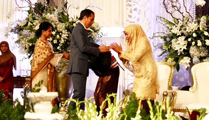 Presiden RI Joko Widodo bersama Ibu Negara Iriana Joko Widodo hadir dalam resepsi pernikahan Ima - Fadil dihelat di Convention Hall, Lt. 3 Grand City, Surabaya, Sabtu (29/6) malam. foto: ist
