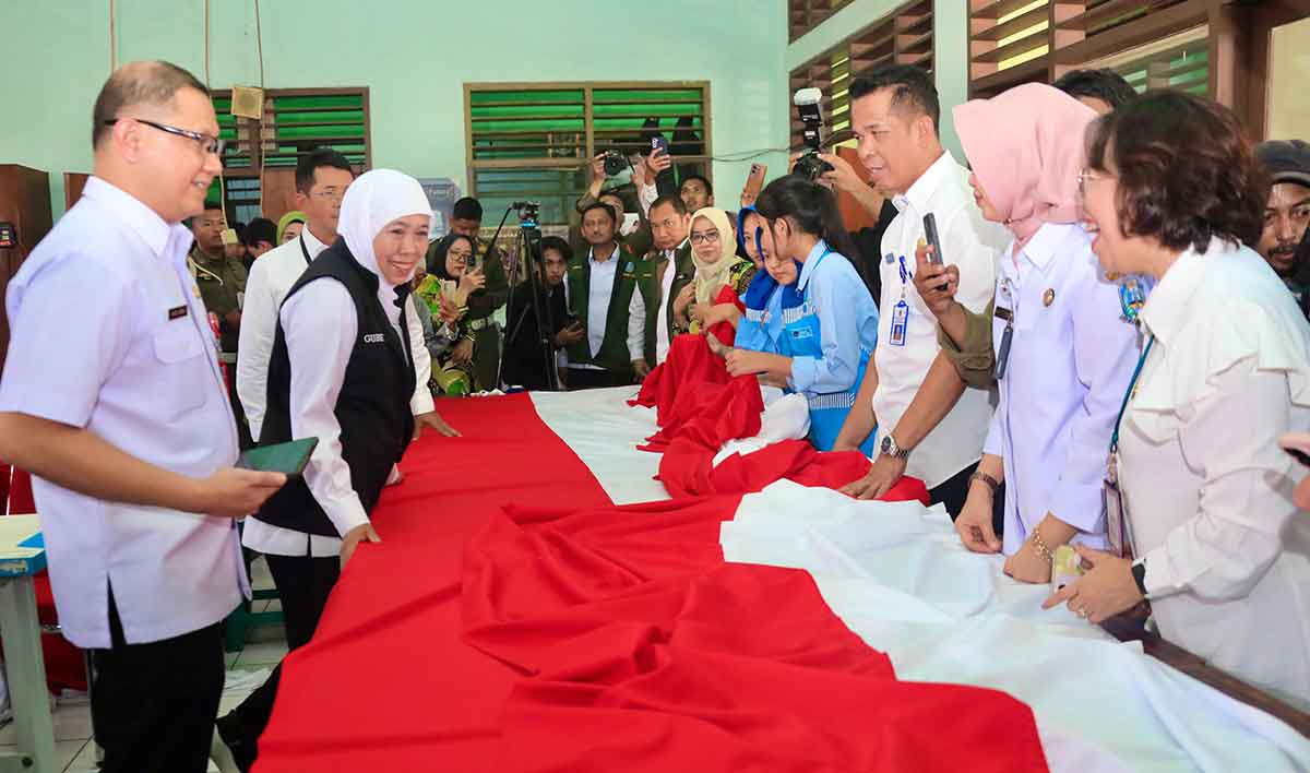 Target Pecahkan Rekor Muri, Gubernur Khofifah dan Pelajar Jahit Bendera Merah Putih Terpanjang